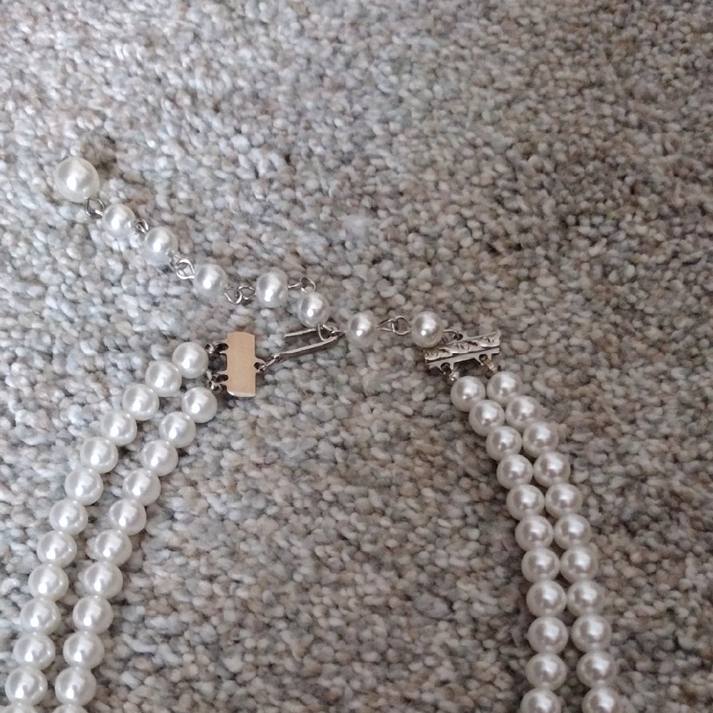 Elegant White Pearl Necklace and Earring Set - Picture 2 of 4